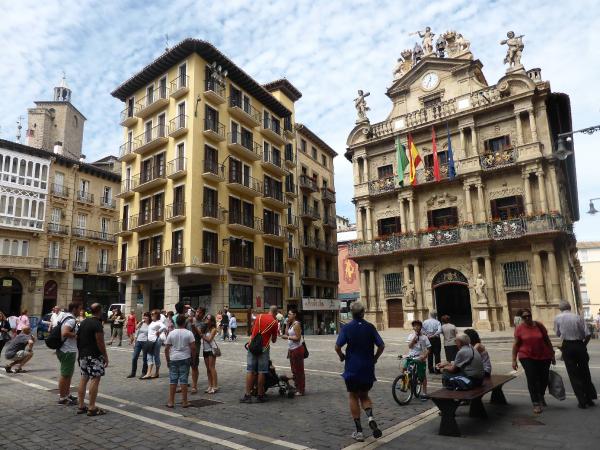 Street atmosphere in the Plaza Consistorial