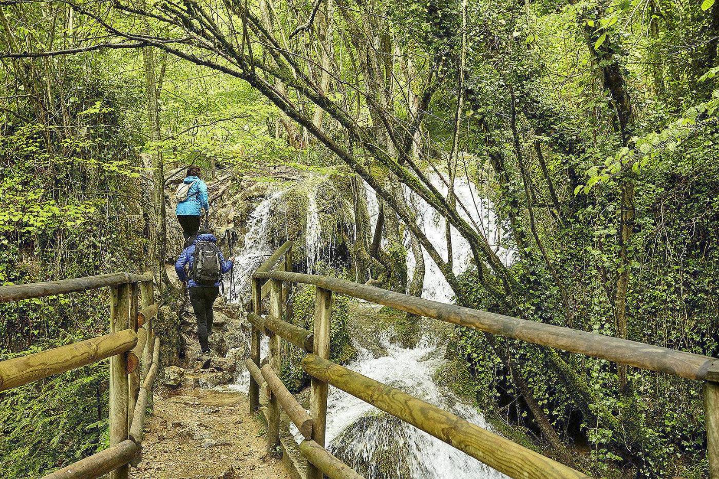 Visiter la rivière bleue Urederra en Espagne