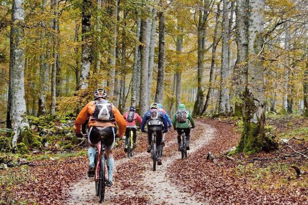 Group of cyclists through the Sierra de Urbasa