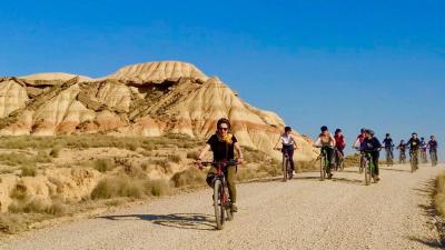 personas en bici por desierto de Bardenas