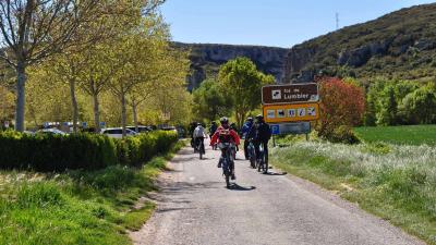 personas en bici por paisaje verde