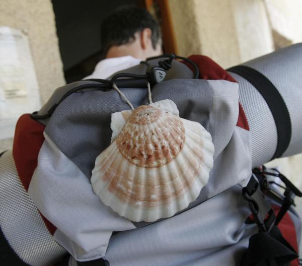 Détail de la coquille et du sac à dos d’un pèlerin