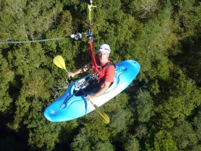 Un homme en canoë sur les arbres dans le parc Baztan Abentura