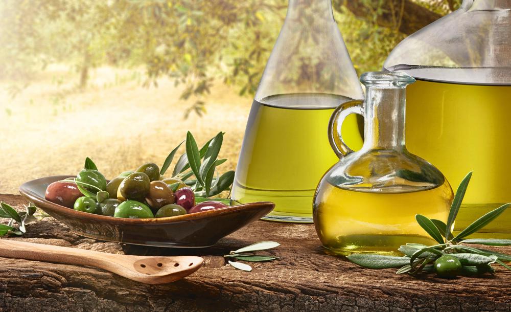 Recipientes con aceite de oliva
