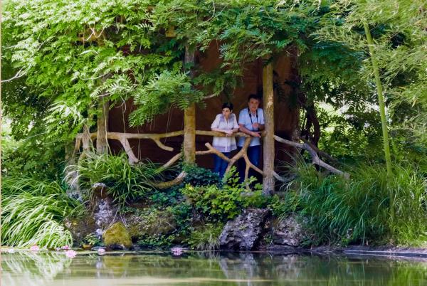 Pareja contemplando el Parque de Bertiz