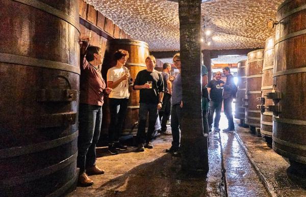 Boire du cidre en groupe dans une cave