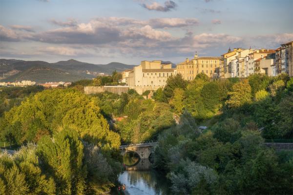 Vue de Pampelune avec la rivière Arga