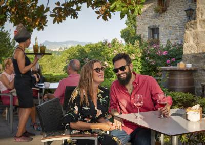 Couple prenant un vin sur une terrasse