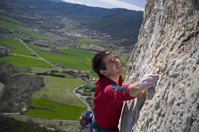 Chico escalando la roca