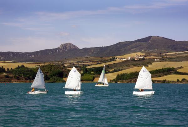 Barcos de vela en el pantano de Alloz