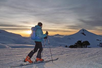 Esquiadora contemplando el amanecer