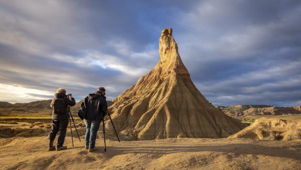 Deux personnes photographient Castildetierra, Bardenas Reales