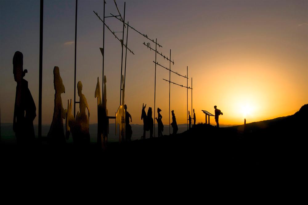 Coucher de soleil au Monument au Camino à Alto del Perdón