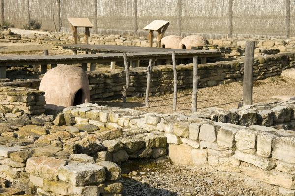 Jar in the foreground and part of the tour of the Eretas site